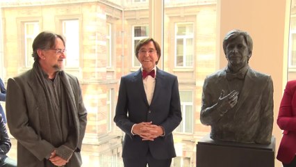 Elio Di Rupo immortalisé à la Chambre, "fils d'une gueule noire et d'une mère illettrée"