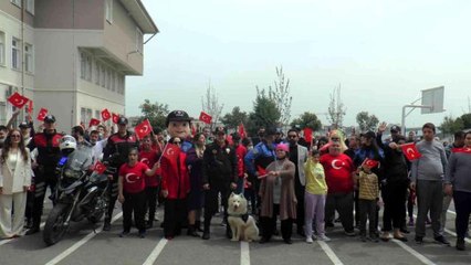 Pendik'te özel öğrenim gören çocukların 23 Nisan coşkusuna polisler ortak oldu