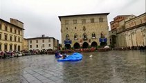 Pistoia, i paracadutisti atterrano in piazza Duomo