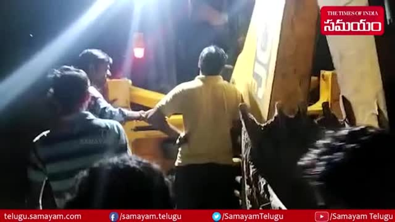 గుడివాడలో ఆర్ఐపై ఇసుక మాఫియా దాడి