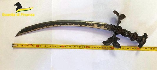 Napoli, in giro con sciabola da pirata affilata: denunciato 22enne (22.04.22)