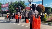 Peringati Hari Kartini, Polwan Polres Mempawah Turun ke Jalan Bagikan Takjil Berbuka Puasa