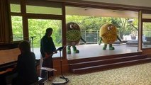 Yeni Zelanda Başbakanı Ardern, Japonya'da dans eden dev kivilerle karşılandı