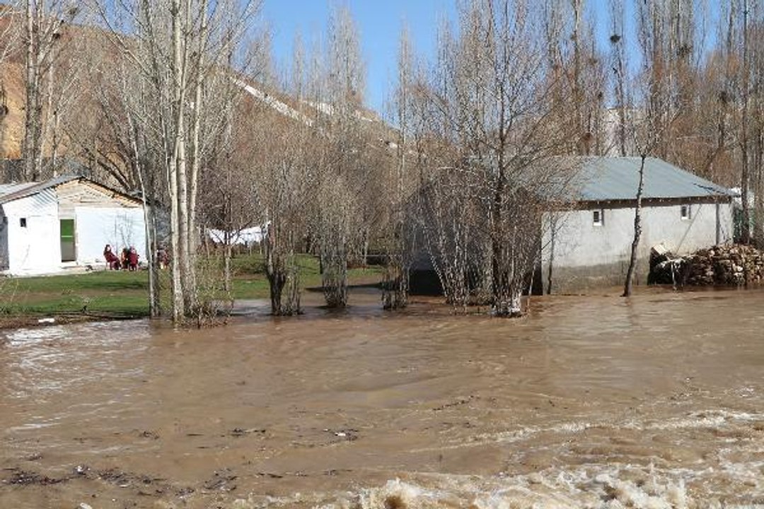 ÇAY TAŞTI; TARIM ARAZİLERİ İLE EV VE AHIRLARI SU BASTI