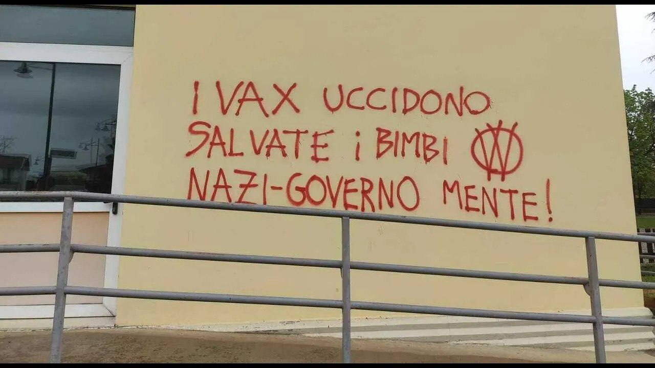 Scritte no vax sulle scuole indaga la Digos  ​«È un atto vandalico che ci indigna enormemente» Foto