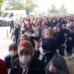 Bayram indirimi izdihamı; yüzlerce kadın indirim için koştu