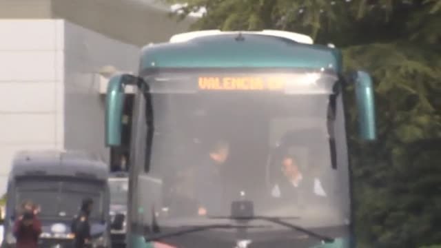 La afición del Valencia despide a su equipo la víspera de la final de la Copa del Rey