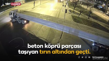 Samsun'da bir cip beton köprü taşıyan tırın altından geçti