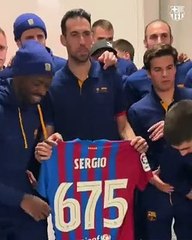 Toda la plantilla del FC Barcelona, felicitando a Busquets / FCB