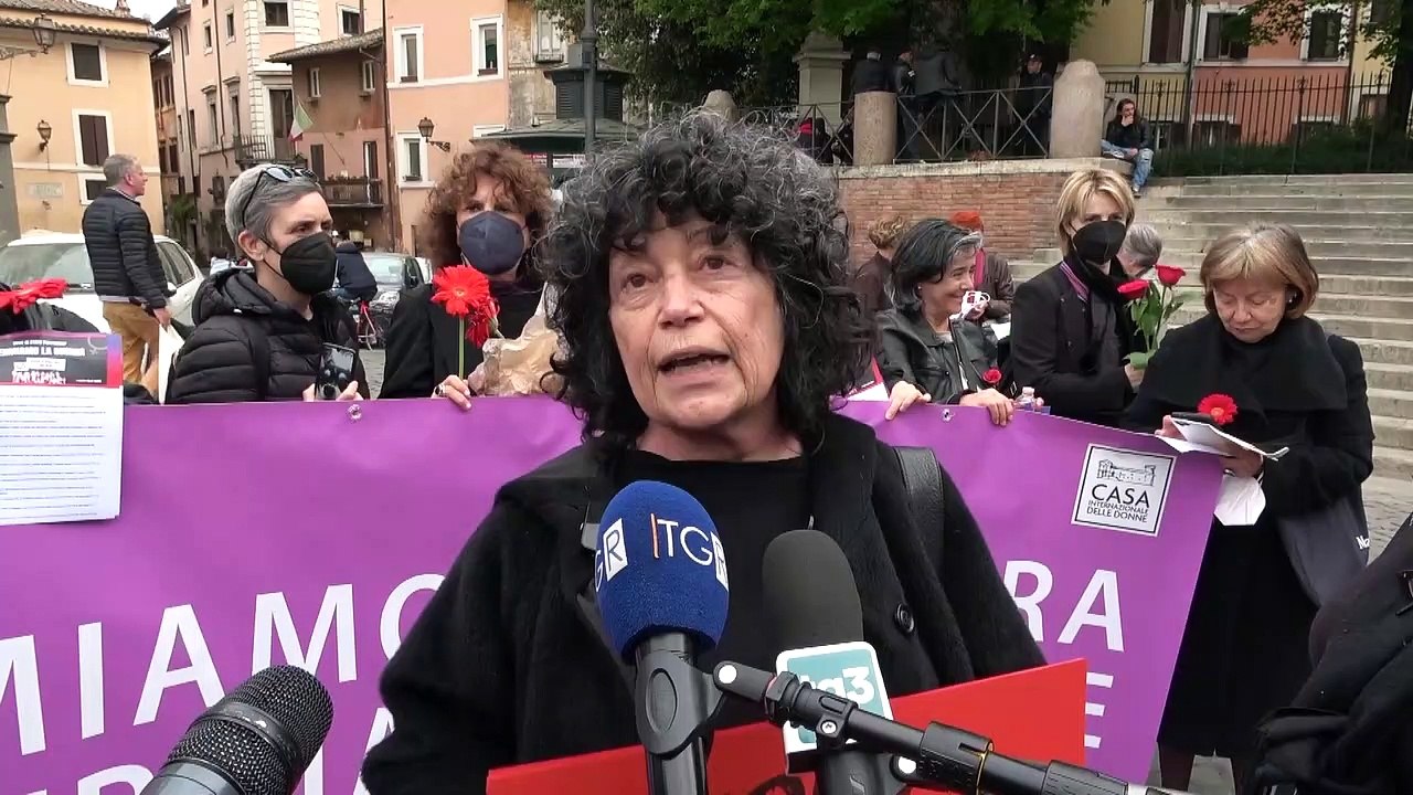 Roma, flash-mob pacifista della Casa Internazionale delle donne: "Fuori la guerra dalla storia"