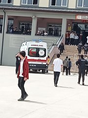 LİSE ÖĞRENCİSİ BIÇAĞI GÖSTERİRKEN ARKADAŞINI YARALADI