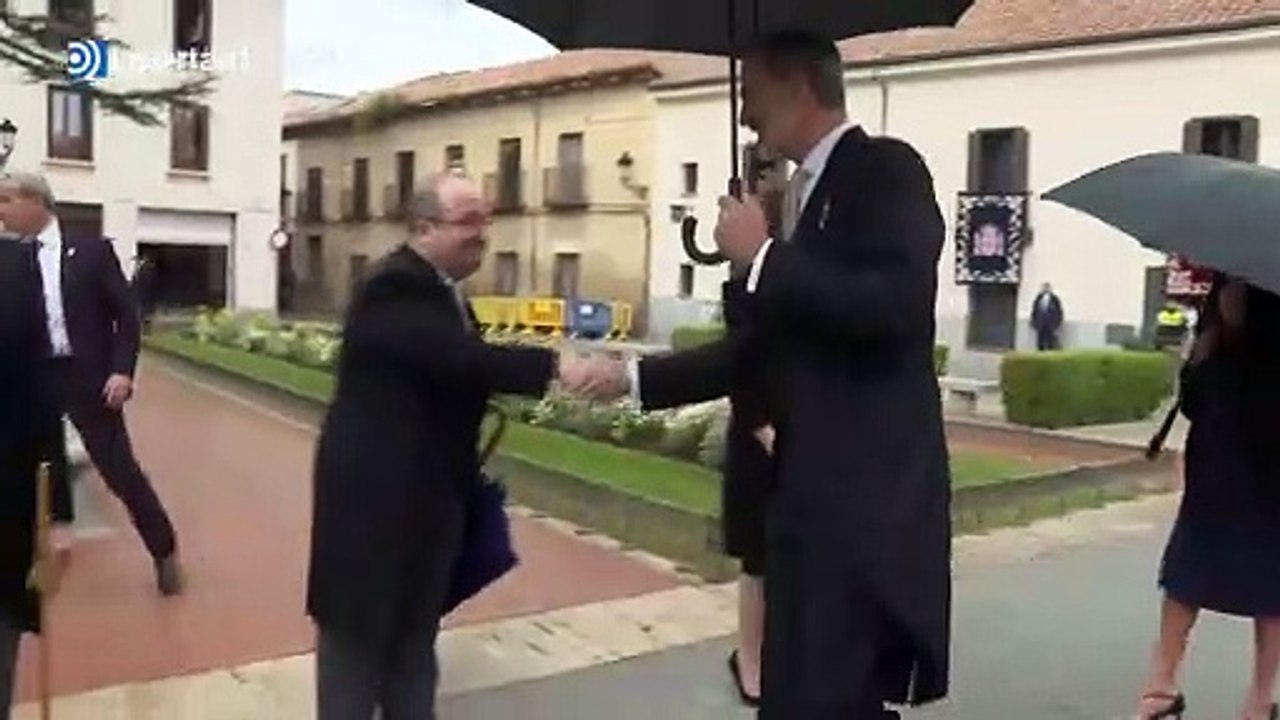 Llegada de los Reyes y Pedro Sánchez a la entrega del Premio Cervantes
