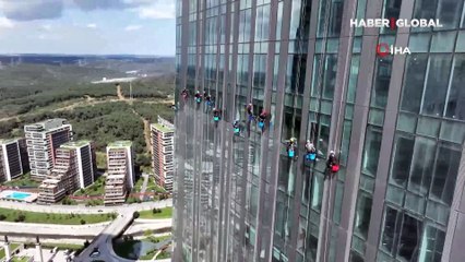 İstanbul’da işçilerin zorlu gökdelen mesaisi!
