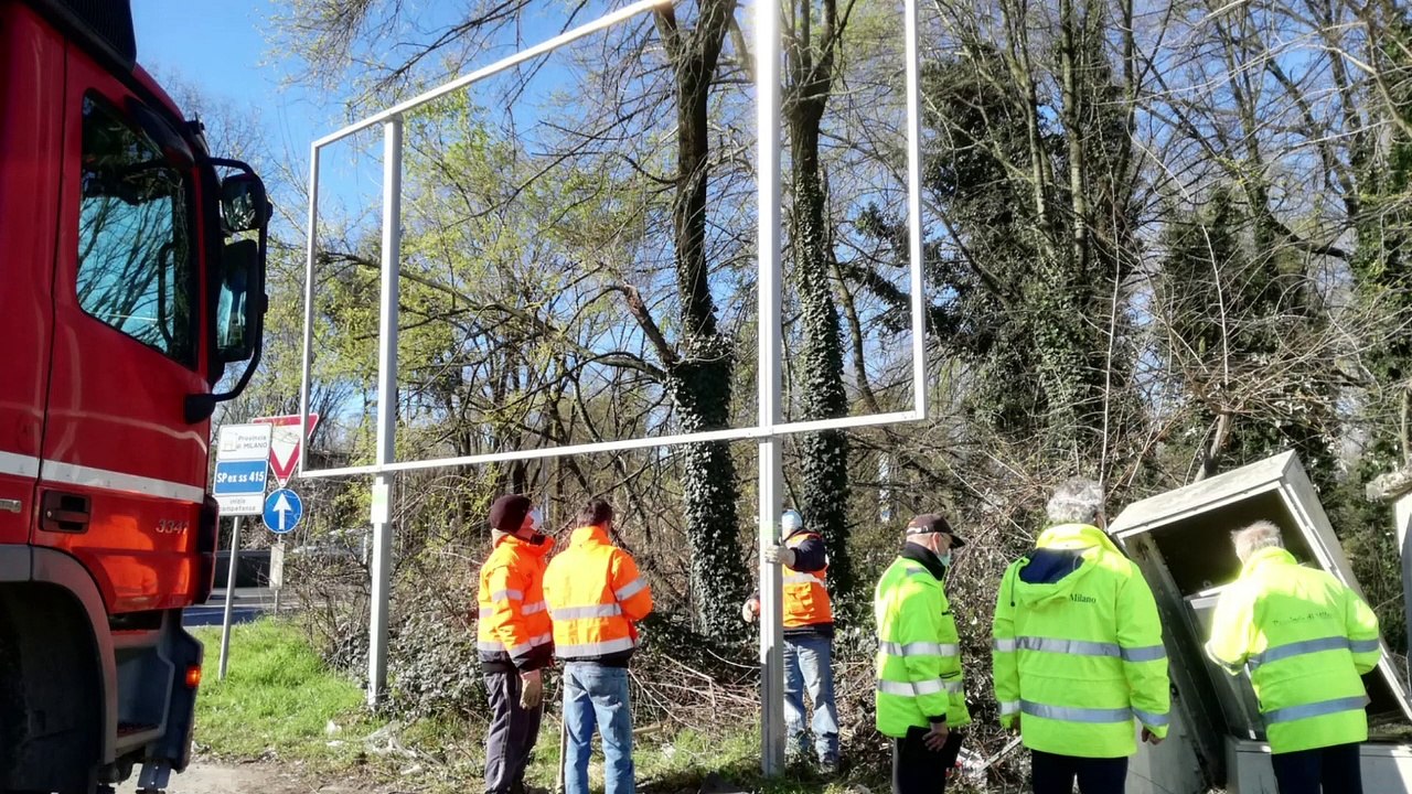 “Operazione 11” di Città Metropolitana, comincia dalla Paullese l’opera di demolizione dei super impianti pubblicitari abusivi