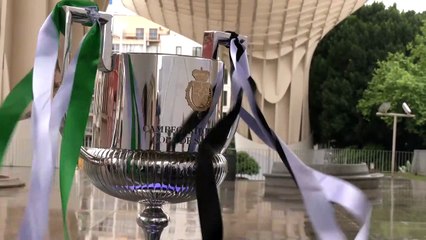 Video herunterladen: El trofeo de la Copa del Rey ya está en Sevilla para la final Betis-Valencia