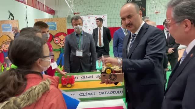 Öğrenciler atık malzemelerden yaptıkları çevreci robotları tanıttı