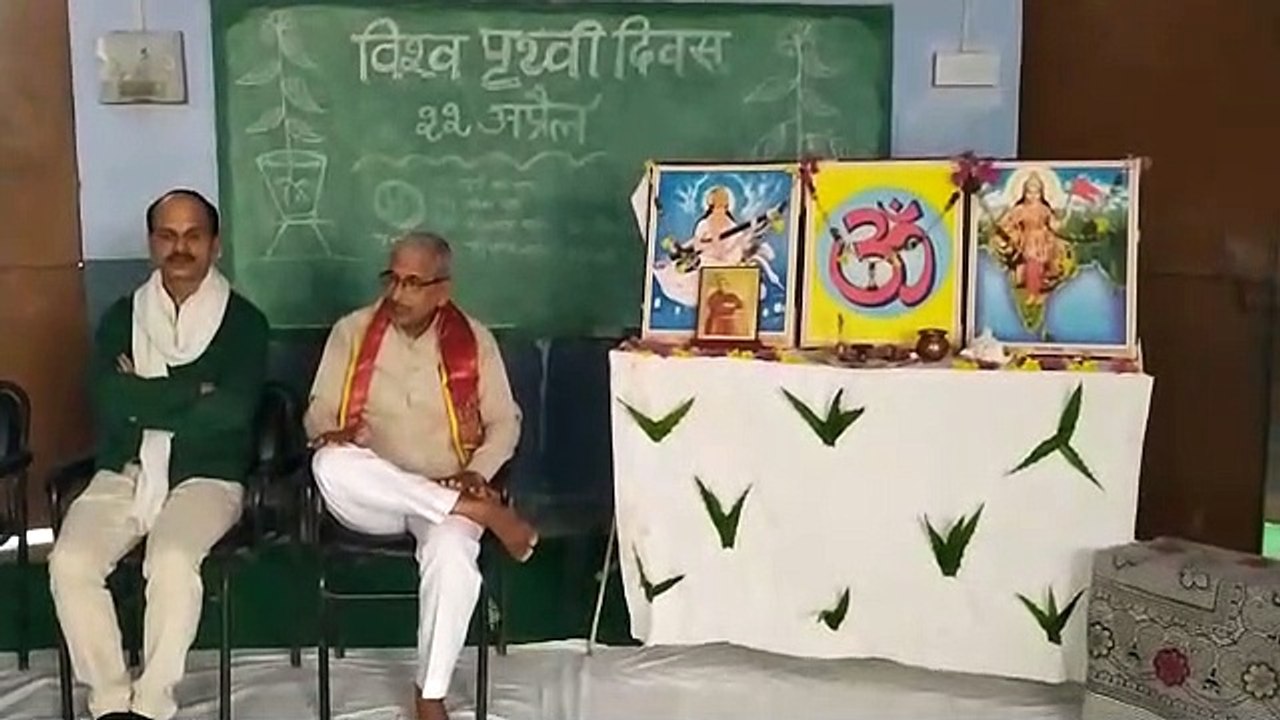 पृथ्वी को बचाने के लिए पेड़ लगाओ, पानी बचाओ