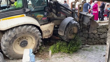 Yokuş aşağı kontrolden çıkan iş makinesi ortalığı savaş alanına çevirdi
