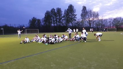 Die Mannschaft des ETSV Hamburg feiert die Meisterschaft mit den Senioren des Vereins!