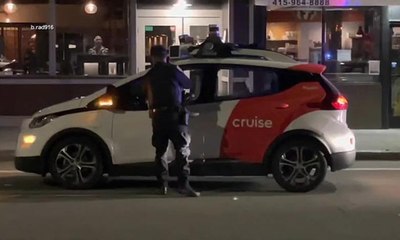 شرطي يوقف سيارة ذاتية القيادة ليحرر لها مخالفة