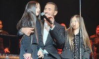 كاظم الساهر يغني مع حفيدتيه على المسرح لأول مرة