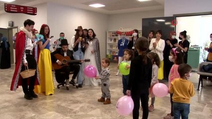 Minikler gözyaşlarıyla gittikleri yerden acılarını unutarak çıktılar