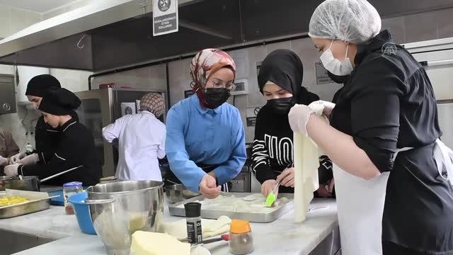 Liseliler hazırladıkları yemeklerle ihtiyaç sahiplerinin gönlüne dokunuyor
