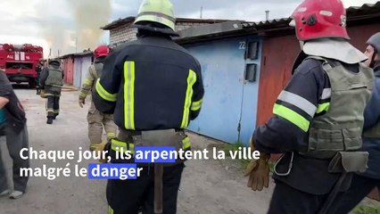 Ukraine: dans Kharkiv bombardée, l'épuisant travail des pompiers