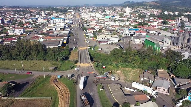 Vídeo aéreo mostra situação onde ponte foi interditada na BR-470, em Pouso Redondo