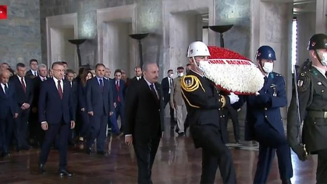 Gazi Meclis 102 yaşında! Devlet erkanı, 23 Nisan Ulusal Egemenlik ve Çocuk Bayramı için Ata'nın huzuruna çıktı