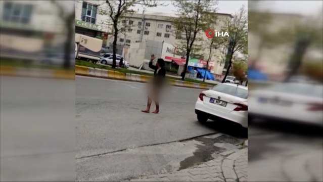 Ortalığı birbirine kattı: Soyunup yola atladı, etrafa el salladı…