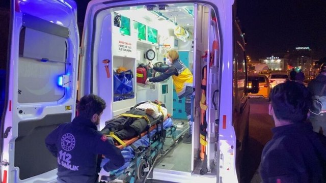 Emniyet şeridinde durup aracından inen sürücüye otomobil çarptı