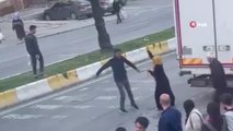 Market çalışanlarına saldırıp yoldan geçen arabaların önüne atladı