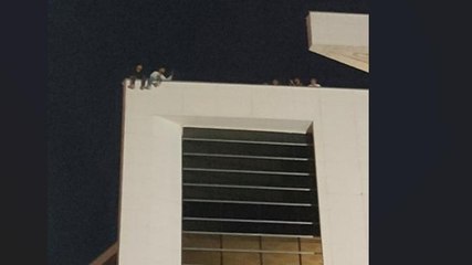 Atanamayan iki sağlıkçı, Bakan Koca’nın iftara katıldığı hastanenin çatısına çıktı