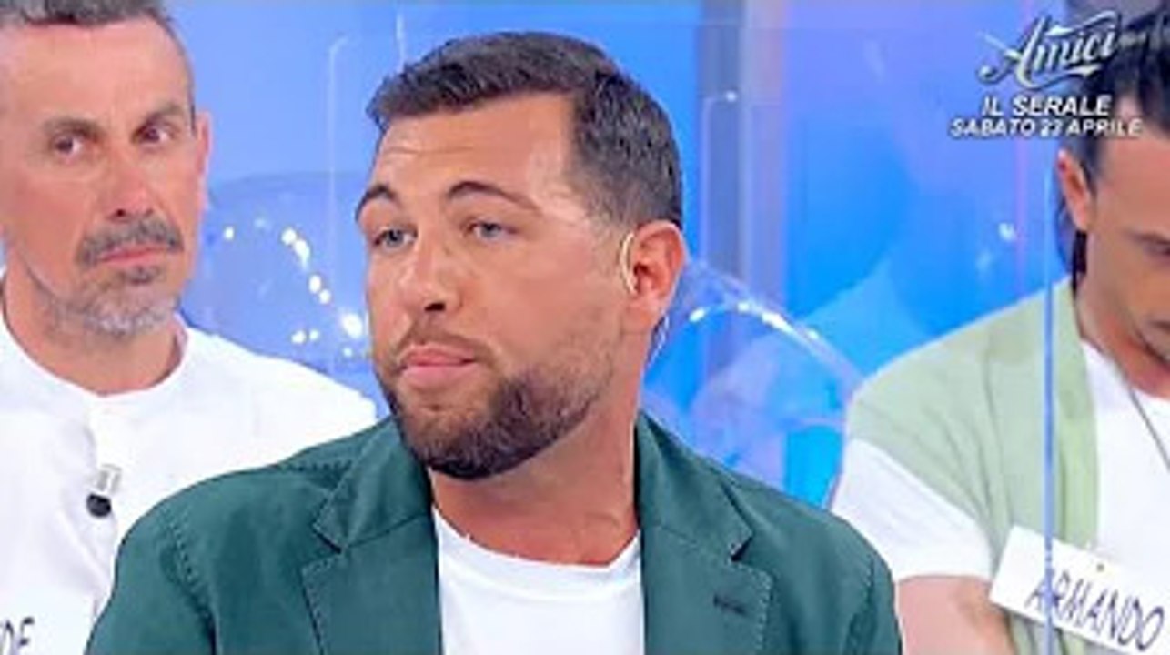 Maria De Filippi fuori controllo a causa dell'ex flirt di Ida Platano Noemi Baratto la elogia Nella0
