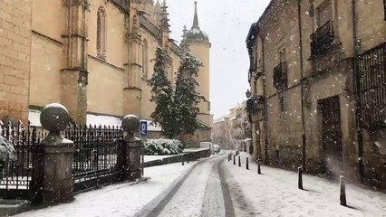 Hermoso! Entrada de la Catedral de Segovia bajo la nevada...