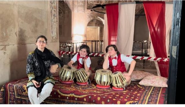 Pakistanlı iki kardeş 23 Nisan dolayısıyla İstiklal Marşı'nı seslendirdi