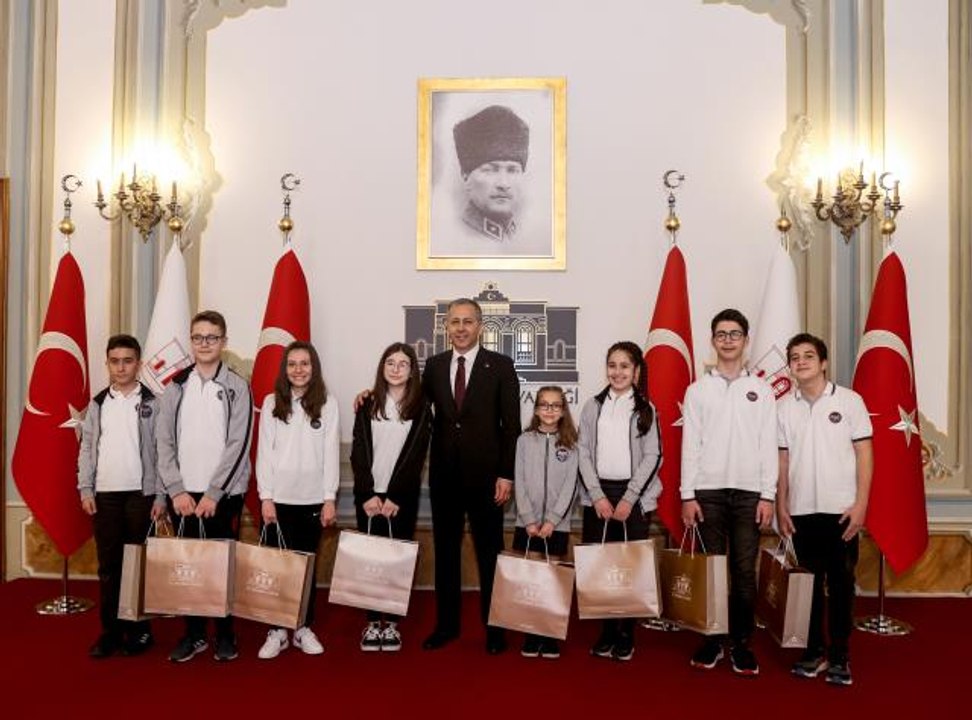 İSTANBUL VALİLİĞİ'NDE 23 NİSAN TÖRENİ