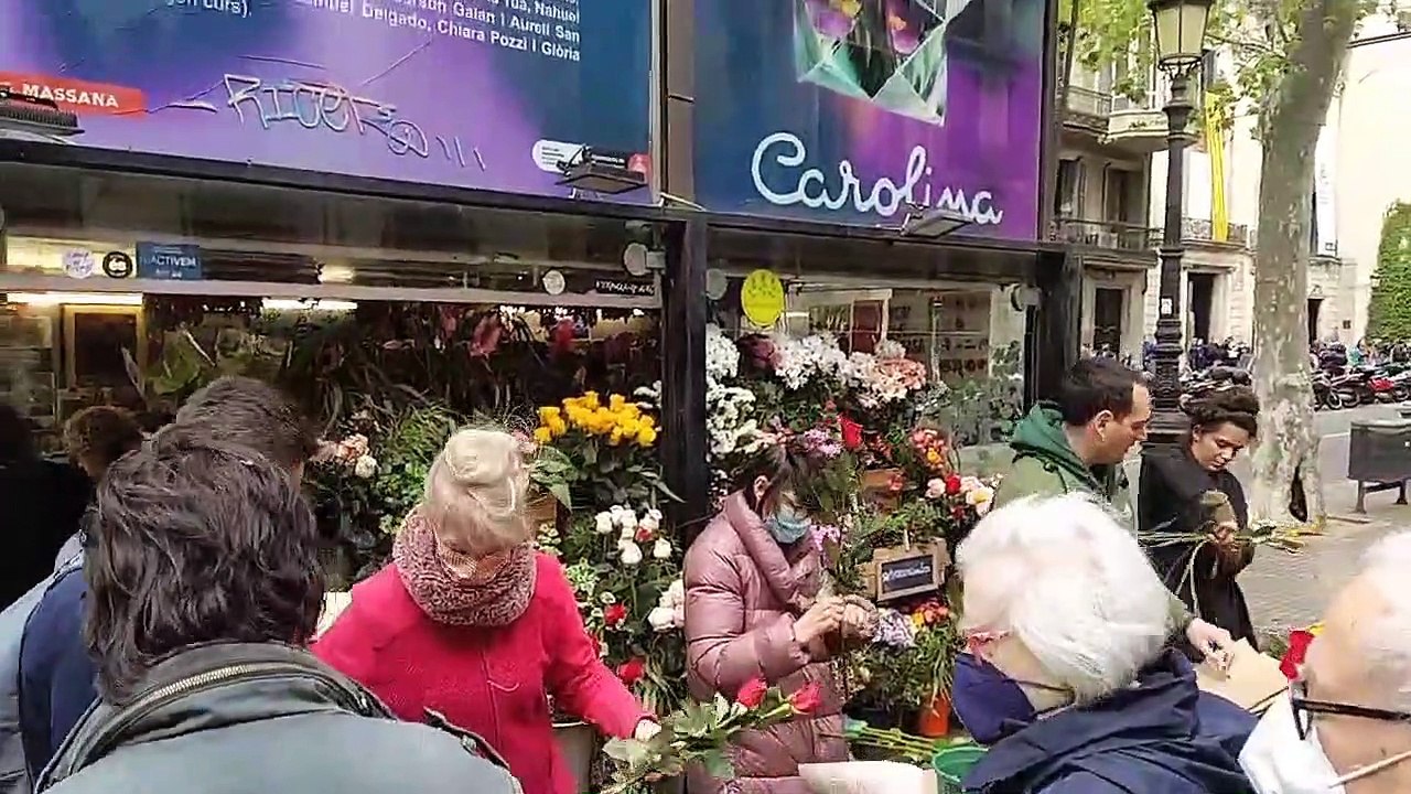 Venta de rosas en la Rambla de Barcelona por Sant Jordi