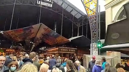 El mercado de la Boqueria, lleno durante la diada de Sant Jordi