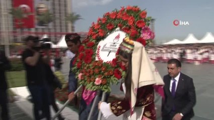 İzmir bin 500 öğrencinin renkli gösterileriyle şenlendi