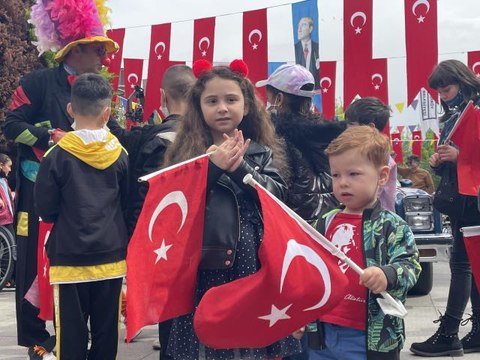 KADIKÖY'DE KLASİK OTOMOBİLLERLE 23 NİSAN KONVOYU
