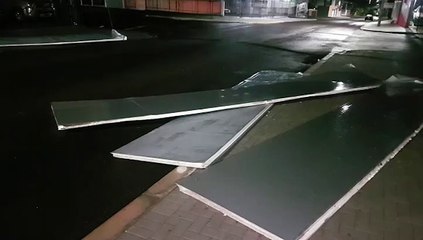 Fortes ventos derrubam parte da fachada de estabelecimento na Rua Cuiabá