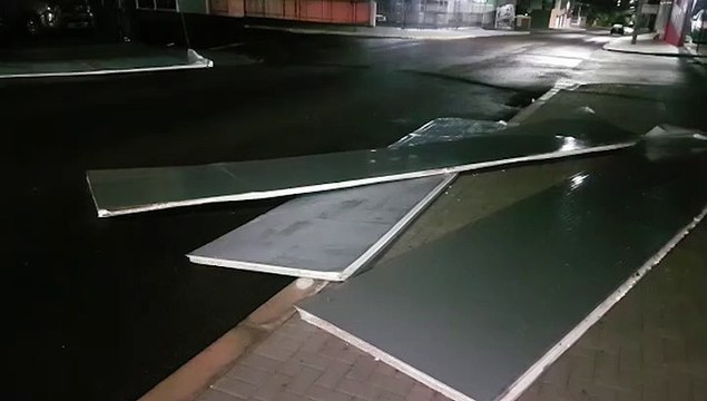 Fortes ventos derrubam parte da fachada de estabelecimento na Rua Cuiabá