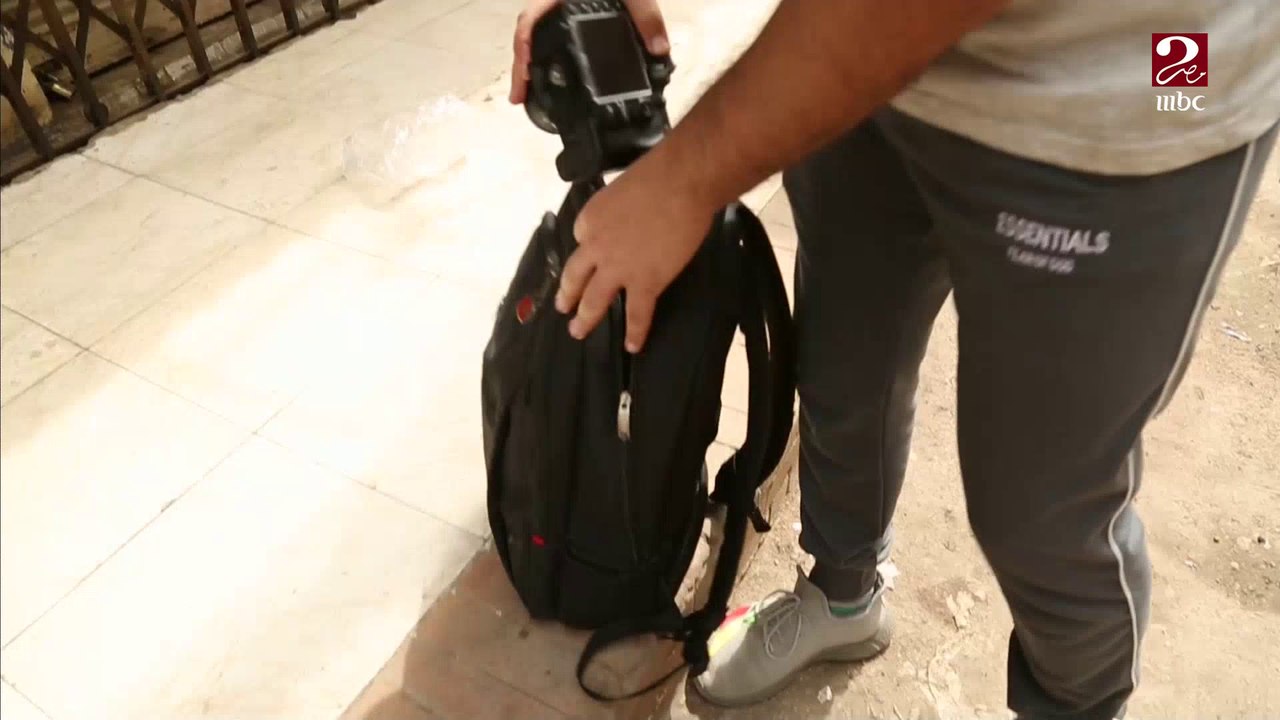 صانع البهجة.. محمد حمدي ينشر الفرحة في شوارع المنصورة بصور تذكارية في نهار رمضان