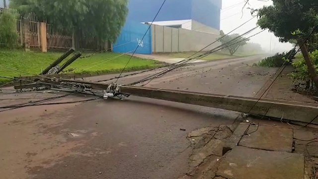 Moradores alertam para risco de acidentes por conta de poste caído em via pública