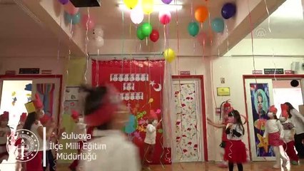 Minikler, Kovid-19 figürü çizdikleri balonları gökyüzüne bıraktı