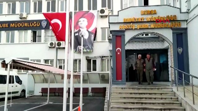 Bursa'da, atını yularıyla hafif ticari araca bağlayıp götüren H.H.B.'ye (60), bin 55 TL idari para cezası kesildi.