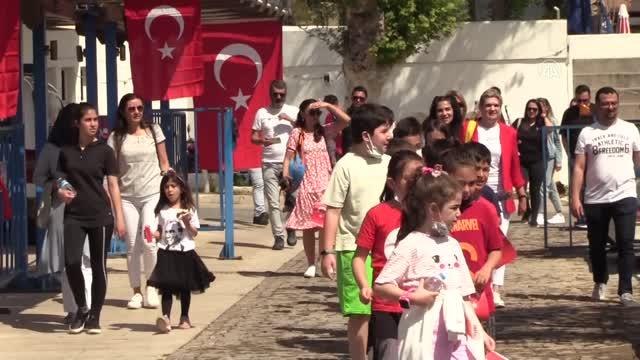 Antalyalı çocuklar 23 Nisan'ı denizaltında kutladı