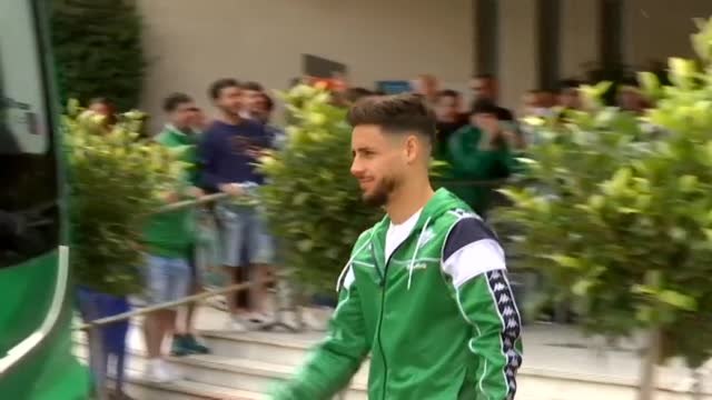 La afición del Betis acude a animar a su equipo al hotel de concentración